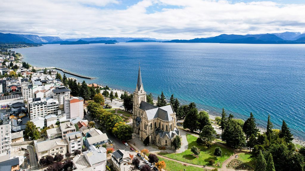 Bariloche’de Nahuel Huapi Gölü kıyısındaki katedral ve şehir manzarası.