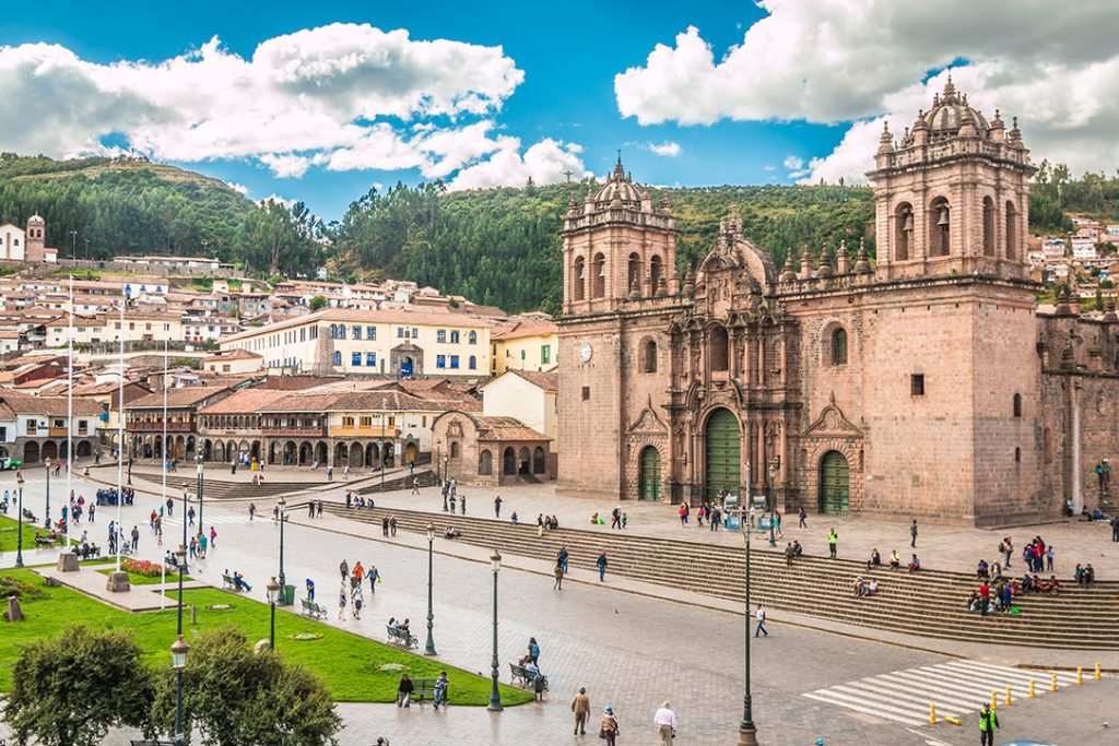 Cusco kent meydanı, katedral ve çevresindeki mimari yapıların genel görünümü.
